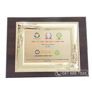 Bảng vinh danh đồng mạ vàng khung gỗ-KC-2201