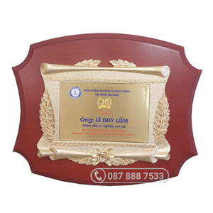 Bảng vinh danh đồng mạ vàng khung gỗ đỏ-KC-2210
